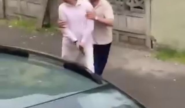 Egzoz sesinden rahatsız olup tabanca ve balyozla dışarı çıkan 2 kişiyi komşuları sakinleştirdi