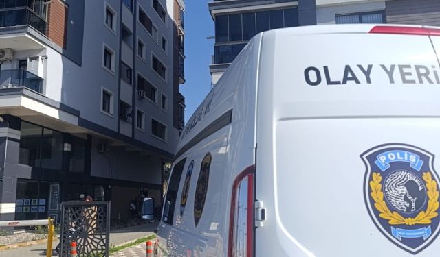 Emekli doktor evinde ölü bulundu