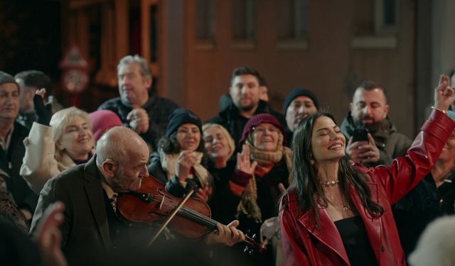 Eşref Rüya, Demet Özdemir'in şarkılarıyla gündemde