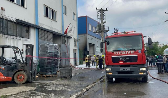 Fabrika deposu yangında kullanılamaz hale geldi