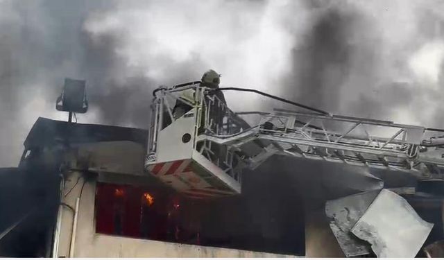 Fındık kırma fabrikasındaki yangın, 2,5 saatte kontrol altına alındı (2)