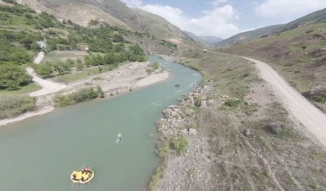 Garzan Çayı'nda ilk rafting; Batman Valisi de kürek çekti