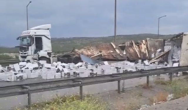 Gaziantep’te çikolata yüklü TIR’ın dorsesi devrildi