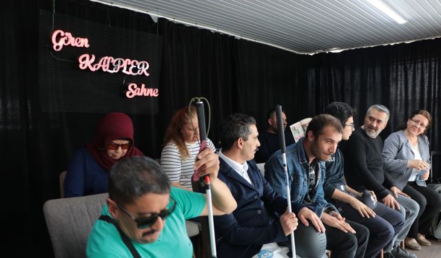 Görme engelliler, yaşadıkları sorunları tiyatro sahnesine taşıdı