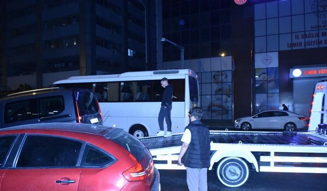 Hafif ticari araç, park halindeki 3 otomobile çarptı: 2 yaralı