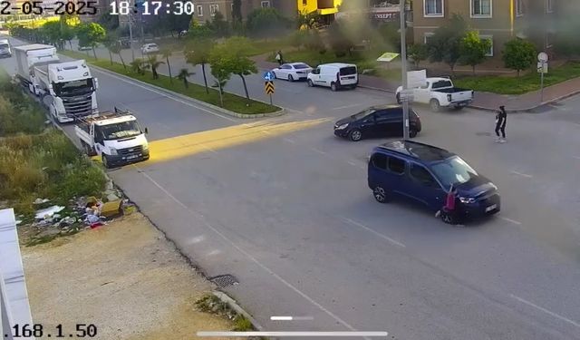Hafif ticari aracın çarptığı çocuk, ağır yaralandı; kaza kamerada