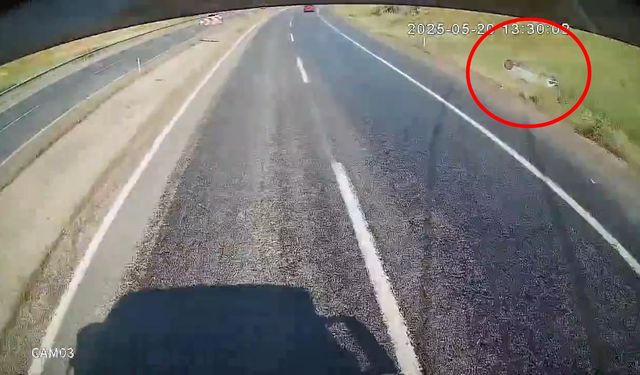 Hatalı sollama yapan sürücü kazaya neden oldu; o anlar kamerada