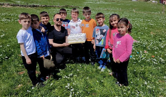 İlkokul öğrencileri yaylada rengarenk çiçekler arasında kitap okudu