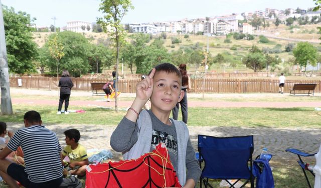 İşitme engelli öğrenciler, akranlarıyla uçurtma uçurdu