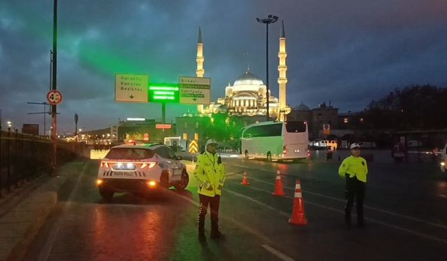 İstanbul- 1 Mayıs tedbirleri kapsamında, bazı yollar araç ve yaya trafiğine kapatıldı