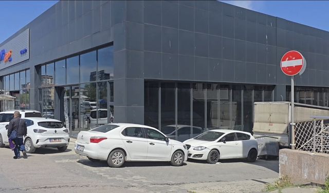 İstanbul - Ataşehir'de yol kenarında yürürken çarptığı kadın metrelerce savruldu : O anlar kamerada