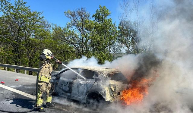 İstanbul - Büyükçekmece’de seyir halindeki otomobilde yangın çıktı