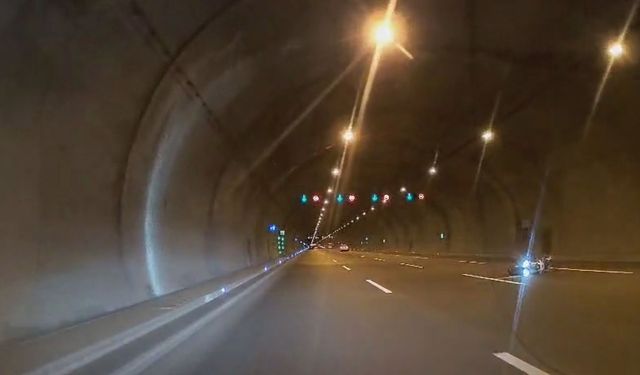 İstanbul - Cebeci Tüneli'nde motosiklet kazası araç kamerasında