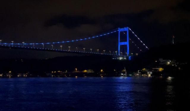 İstanbul - Fatih Sultan Mehmet Köprüsü maviye büründü