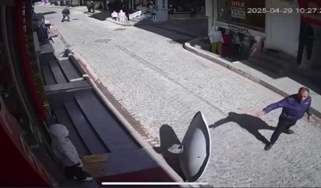 İstanbul - Fatih’te sokakta yürürken üzerine çanak anten düştü; o anlar kamerada