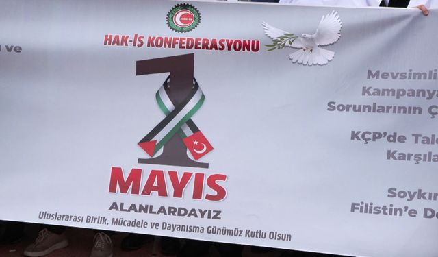 İstanbul- HAK-İŞ Taksim'deki Cumhuriyet Anıtı'na çelenk bıraktı