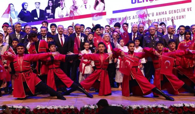 İstanbul- İstanbul'da 19 Mayıs Atatürk'ü Anma, Gençlik ve Spor Bayramı kutlandı