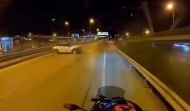 İstanbul- Kadıköy'de otomobile arkadan çarptı, motosikletli son anda kurtuldu; kaza anı kamerada