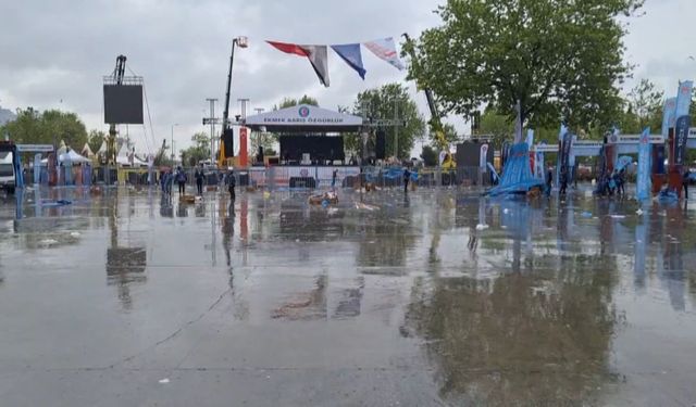 İstanbul- Kartal Meydanı'nda 1 Mayıs kutlamaları sağanak yağış nedeniyle erken bitti
