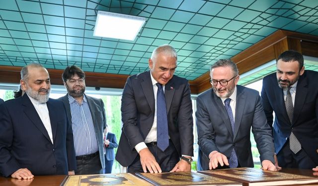 İstanbul- Kültür ve Turizm Bakanı Ersoy, İstanbul Mushafı'nı inceledi
