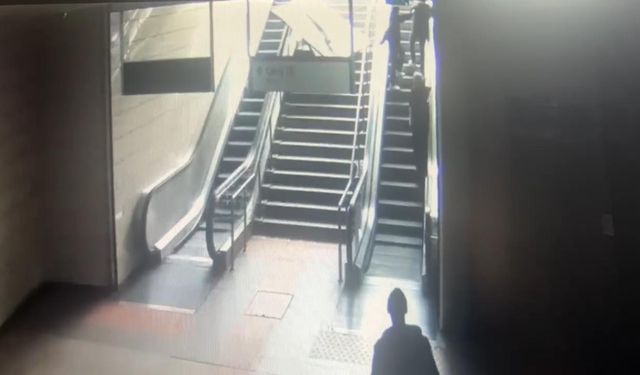 İstanbul - Maltepe metro istasyonunda reklam panosunun kadın üzerine düşmesi kamerada