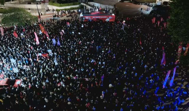 İstanbul - Özgür Özel, Beyazıt Meydanı'nda konuştu.