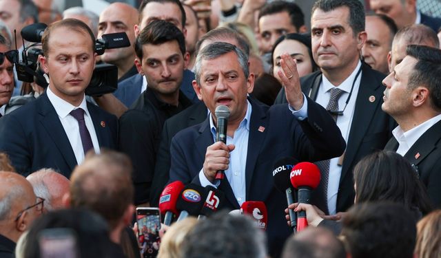İstanbul - Özgür Özel, CHP İstanbul İl Başkanlığı önünde konuştu