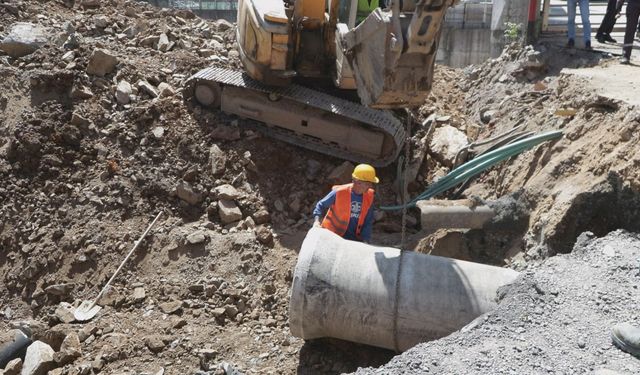 İstanbul - Sarıyer'de çöken yolda alt yapı çalışmaları sürüyor
