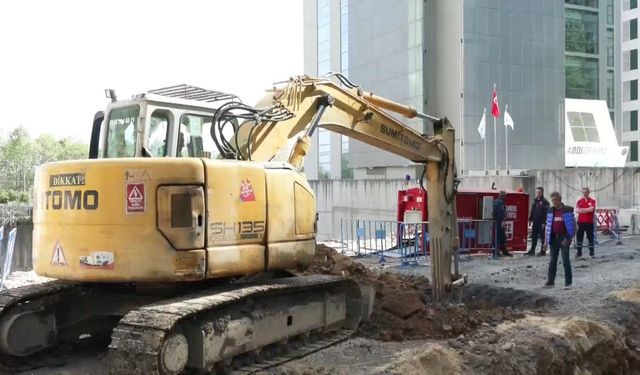 İstanbul - Sarıyer'de çöken yolda alt yapı çalışmalarının hafta sonuna kadar tamamlanması bekleniyor