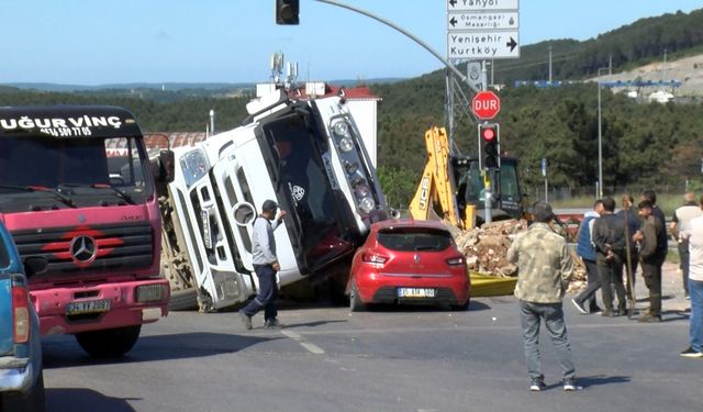 İstanbul - Sultanbeyli'de hafriyat kamyonu otomobilin üzerinde devrildi; o anlar kamerada