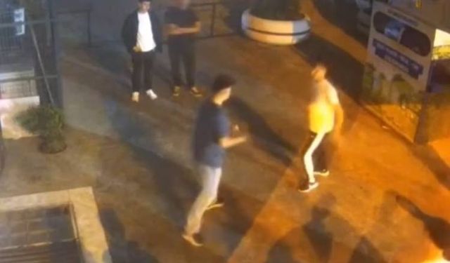 İstanbul- Sultangazi'de sokak ortasında tekmeli yumruklu kavga