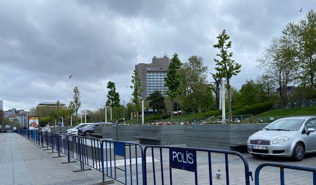 İstanbul - Taksim'e çıkan yollar trafiğe kapatıldı; işlerine gidenler yürüdü