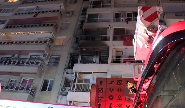 İzmir’de gaz sızıntısı sonrası patlama: 4 yaralı; o anlar kamerada / Ek fotoğraflar