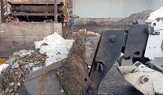 İzmir'de iki soğuk hava deposunda 7 ton 12 kilo bozuk süt ürünü ele geçirildi