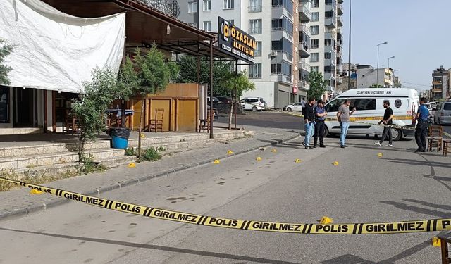 Kahvehane önünde uğradığı silahlı saldırıda öldü