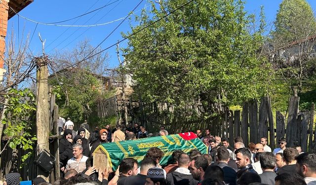 Kamyonun altına giren otomobilin sürücüsü kurtarılamadı (2)