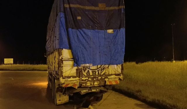 Kamyonun altına giren otomobilin sürücüsü kurtarılamadı