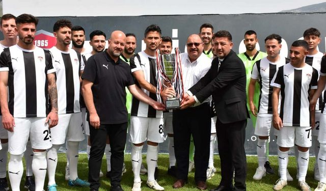 Manisaspor, şampiyonluk kupasını kaldırdı