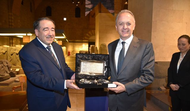 Moche kültürüne ait tarihi kolye, Peru'ya iade edildi