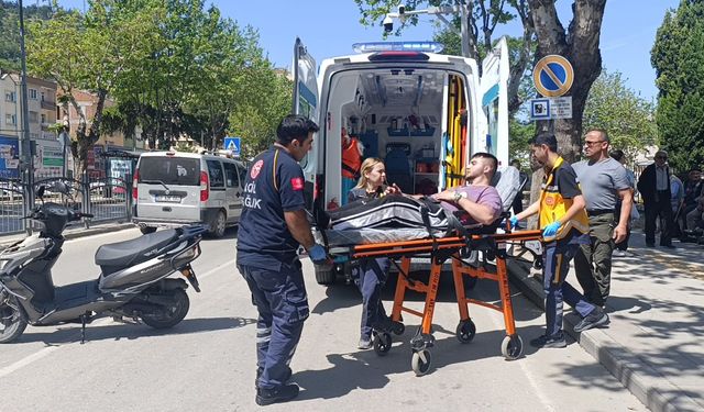 Motosikletin hafif ticari araca çarptığı kaza kamerada