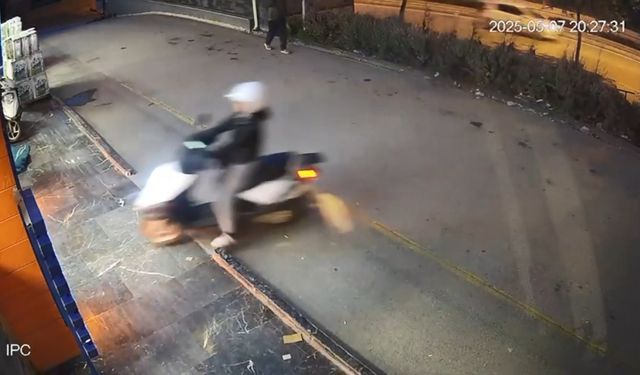 Motosikletin mağazaya girdiği kaza kamerada