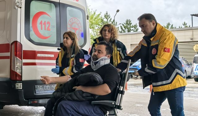 Otomobil, park halindeki kamyona çarptı; sürücü yaralı