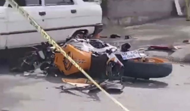 Otomobile çarpan motosikletin sürücüsü öldü; kaza kamerada