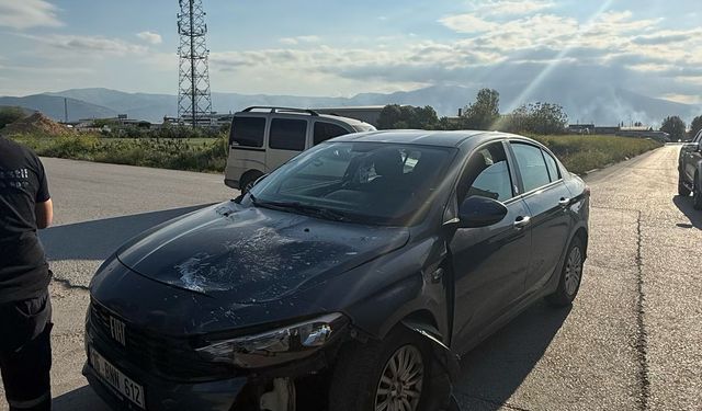 Otomobille çarpışan motosikletteki 2 kişi yaralandı; kaza anı kamerada