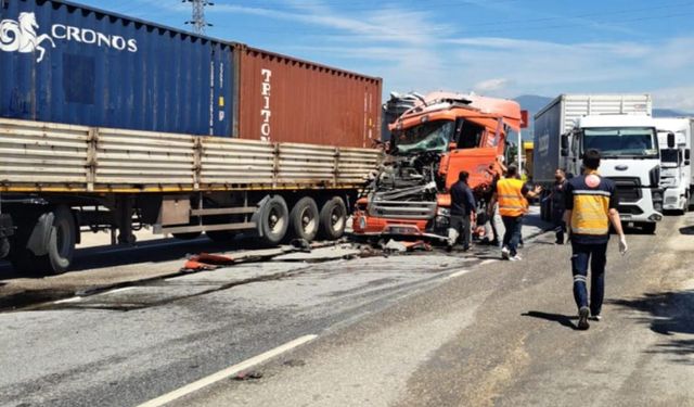 Sakarya'da 4 araçlı zincirleme kaza; 2 yaralı