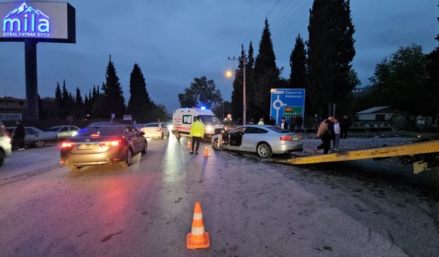Sakarya'da taksi ile otomobilin çarpıştığı kaza kamerada: 6 yaralı