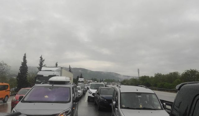 TEM Otoyolu'nda TIR'ın devrildiği kaza kamerada