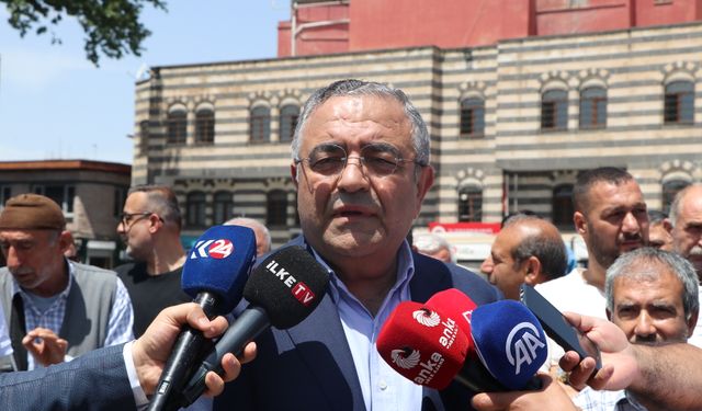 Terör örgütü PKK’nın fesih kararı sonrası Diyarbakır'da vatandaşlar halay çekti (2)