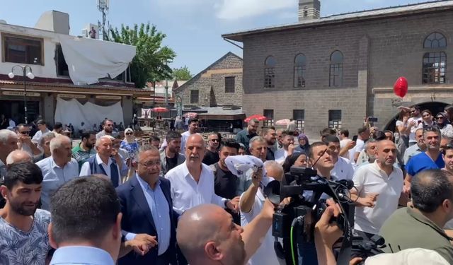 Terör örgütü PKK’nın fesih kararı sonrası Diyarbakır'da vatandaşlar halay çekti
