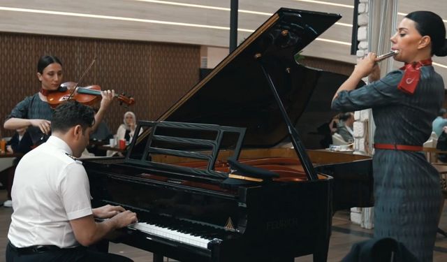 THY uçuş ekibinden yolculara ‘Gençlik Marşı’ sürprizi